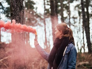 校則違反のピンクのカーディガンを着た私は今、輝く爪に満足している