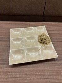 お皿の上には蕎麦がポツン…大好物なので、息子くんにとってはご馳走でした！（提供：まぼさん）