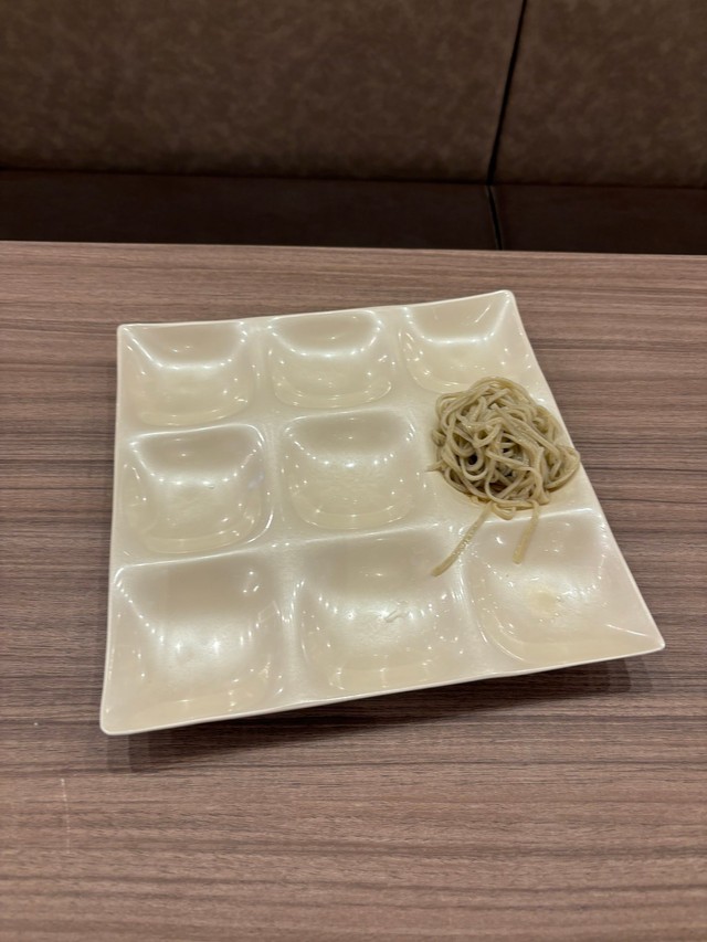 お皿の上には蕎麦がポツン…大好物なので、息子くんにとってはご馳走でした！（提供：まぼさん）