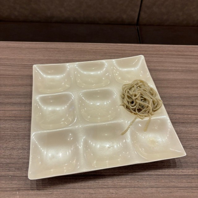 お皿の上には蕎麦がポツン…大好物なので、息子くんにとってはご馳走でした！（提供：まぼさん）