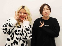 少女歌劇団ミモザーヌ冬公演の応援サポーターに就任したエルフの荒川（左）とはる