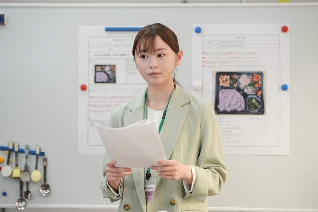 菜摘（田畑志真）が企画した高齢者向け弁当は何度もダメ出しを食らったが、最終プレゼンでついに商品化のゴーサインが出た　(C)NHK