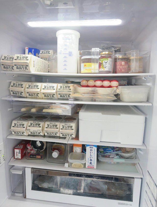 無事に冷蔵庫に入った12本の牛乳／Shieさん（@shie.labo）提供