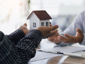 住んでいる家を兄弟姉妹でトラブルなく相続するには？分割方法や注意点を解説