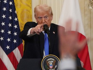 日米共同記者会見で質問する記者を指名するトランプ米大統領=2025年2月7日午後2時50分、米ワシントンのホワイトハウス
