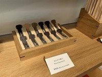 こんな感じで鉛筆削りは販売されています。樹種で色が異なります（提供：竹中大工道具館）