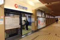 地下通路の途中に突如出現する卓球場＝神戸市中央区、メトロ卓球場