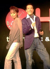 田原俊彦（右）とデュエットする研ナオコ＝2004年