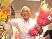 参院選・兵庫選挙区で当選確実となり、花束を手に笑顔の泉房穂氏＝神戸市内