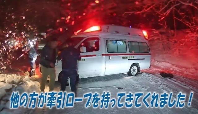 まさかの「サイズが合わない」事態に困惑していたところ、もう1人のヒーローが登場（動画からキャプチャー／提供：YouTubeチャンネル『DRIFT TEAM VOLTAGE』より）