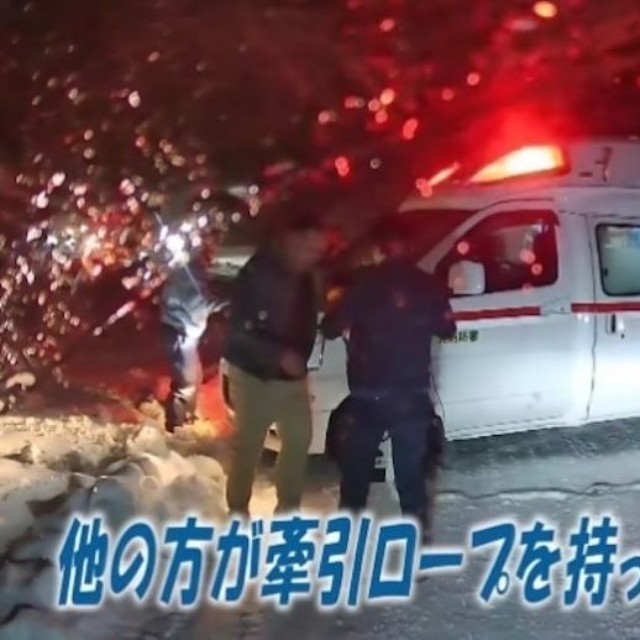 まさかの「サイズが合わない」事態に困惑していたところ、もう1人のヒーローが登場（動画からキャプチャー／提供：YouTubeチャンネル『DRIFT TEAM VOLTAGE』より）