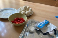 クッキングクラスの様子。チェコの伝統デザート「Jahodové knedlíky (いちご団子)」を作った＝小林杏樹撮影