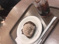 カフェで飲み物とお菓子を楽しもうとしたら…（莉亜さん提供）