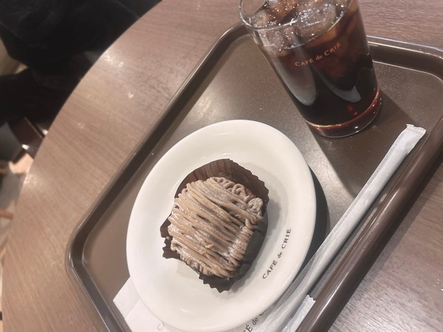 カフェで飲み物とお菓子を楽しもうとしたら…（莉亜さん提供）