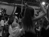 渋谷のクラブでキスをする彼女は、あの夜世界で一番輝いて見えた