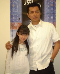 榎木孝明（右）＝2003年