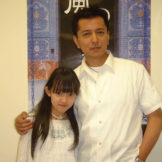 榎木孝明（右）＝2003年