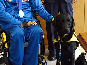 介助犬ダイキチと暮らす藤原さん　障害者サーフィンで世界４位