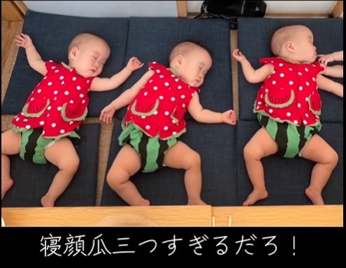 「寝顔瓜三つすぎるだろ！」とパパ（提供：@tripletpapa3さん）
