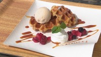 提供する料理はワッフルやピザなど