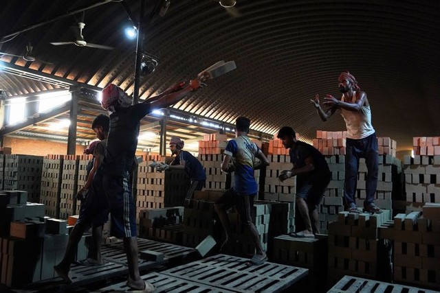 環境に配慮した「Stone Bricks」の工場で働く人々=2024年5月7日、バングラデシュ、荒ちひろ撮影