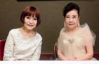 ロミ・山田（右）と天地総子＝2016年