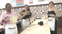 中野うどん学校琴平校でうどん作りを体験した3人（香川県琴平町）