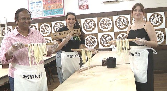 中野うどん学校琴平校でうどん作りを体験した3人（香川県琴平町）