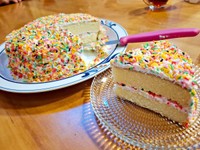 ケーキの中にもカラフルスプレーが！ 「好き」がつまった“ストロングスタイル”（画像提供：ふでだるまさん）