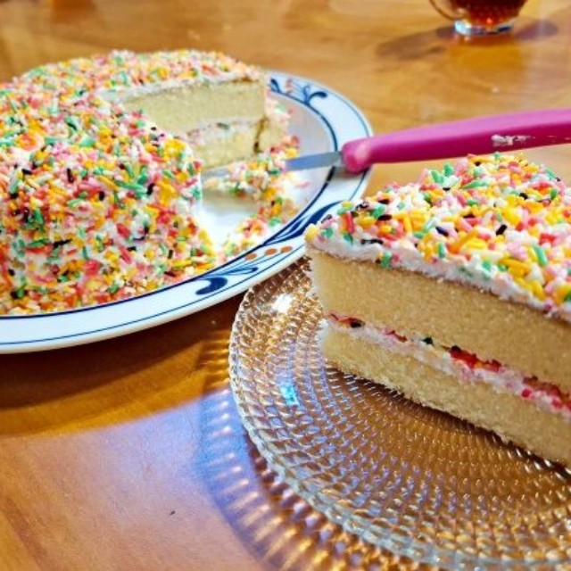 ケーキの中にもカラフルスプレーが！ 「好き」がつまった“ストロングスタイル”（画像提供：ふでだるまさん）