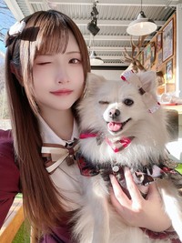 愛犬と写真に収まるすみれおじさん