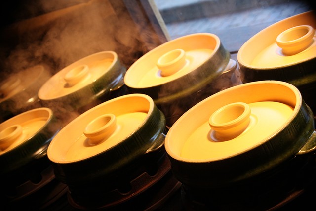 祇園にある「京の米料亭 八代目儀兵衛」、外からもごはんを土鍋で炊いている姿を見ることができる（提供）