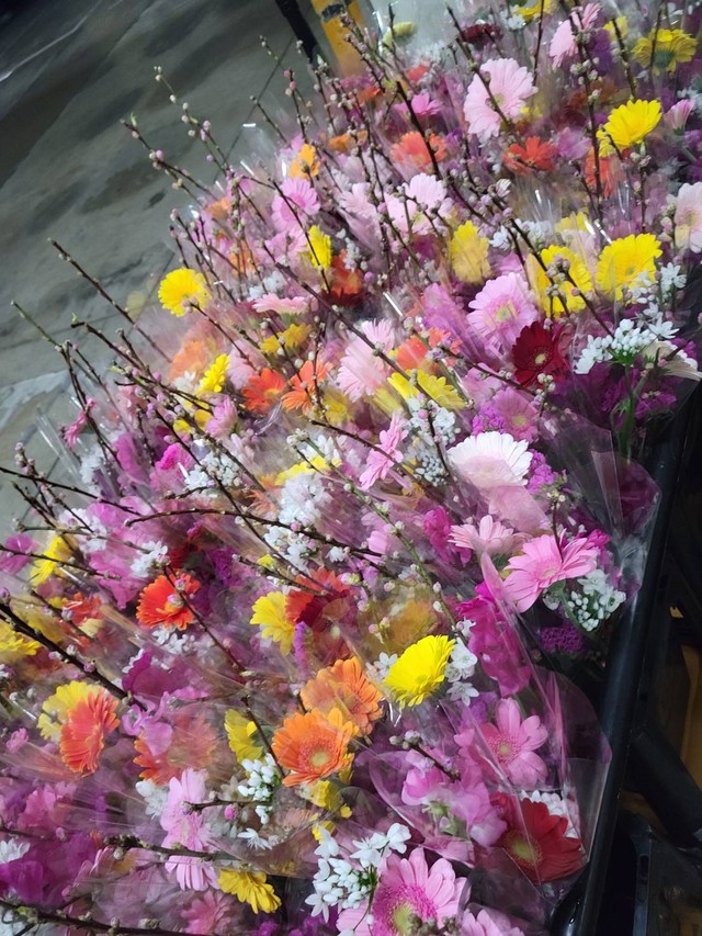 配布されるスイートピー、桃、ガーベラなど。開業から閉館日までの日数にちなんだ10133輪の花