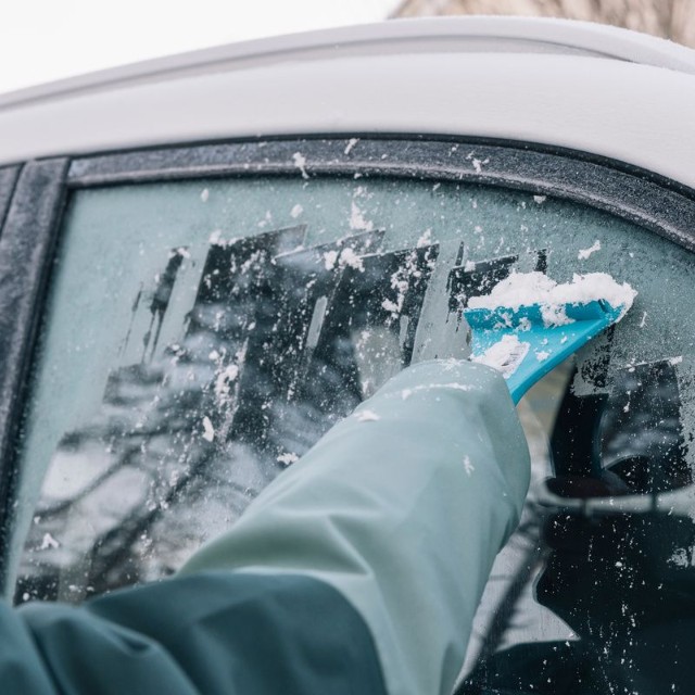 凍った車の窓　※この画像はイメージです（Amparo Garcia/stock.adobe.com）
