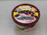 ハーゲンダッツ　ロッキークランチーーー！「ストロベリーブラックココア」