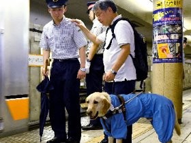 盲導犬連れ男性の転落死、視覚障害者団体が地下鉄駅を視察