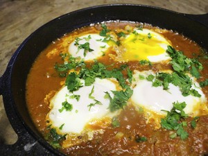 コロナ禍にも影を落とす中東の対立　それでも愛される共通の好物がある