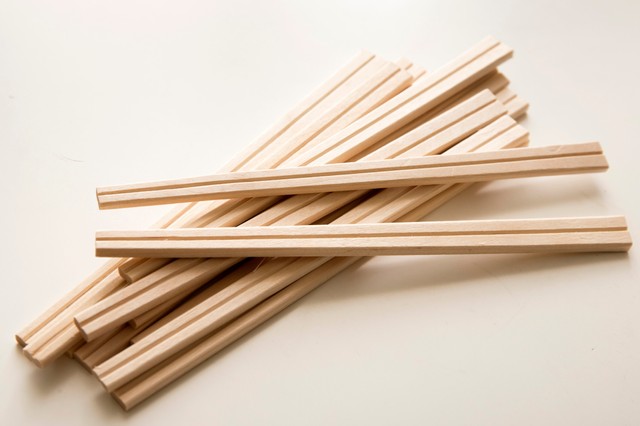 割り箸は「保存袋の空気抜き」や「ささみの筋取り」にも使える※画像はイメージです（Saburou/stock.adobe.com）