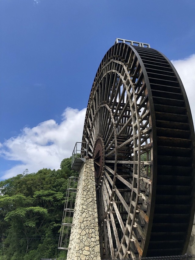 水車の向こうに青空が広がります（画像提供：もち吉）