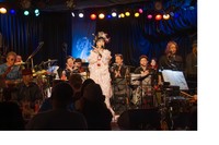 和楽器奏者など総勢20人以上のビッグバンドと共にピンク・レディーのヒット曲を熱唱する未唯ｍｉｅ＝東京・目黒のブルース・アレイ・ジャパン（撮影・TSUYOSHI NISHIYAMA）