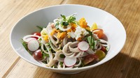 ミモザサラダうどん　提供：石丸製麺