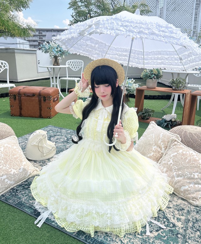 別の日の装い～マーガレットドールワンピースにチュールエプロンと麦わら帽子を合わせた夏のコーデ～／るぅさん（@Slowpoke_l0ve）提供