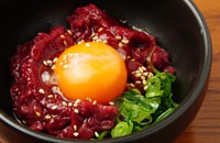 生ハムでユッケが作れる！？※画像はイメージです（photosomething/stock.adobe.com）