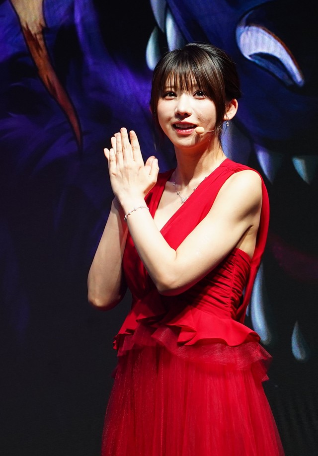 TGS2026に赤のドレス姿で登場したえなこ
