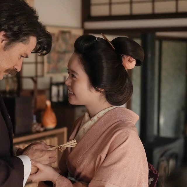 帝大を解雇されたことをヘブンから打ち明けられ、気丈に励ますトキ（髙石あかり）　(C)NHK