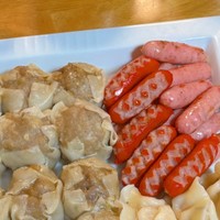 大皿に並べられたシュウマイとウインナー。明太子と高菜をのせたご飯も用意されています／あけ。さん（@akemi_x_chocolate）提供＝画像をトリミングしています