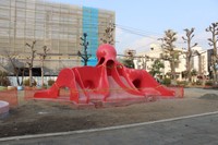 真っ赤に染まったタコ形遊具＝２０２５年１月２２日