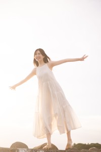 岡本彩夏 1st写真集『すきだらけ』【公式】さんのX（@ayakaphotobook）より