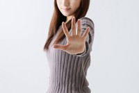 待ったをかける女性※画像はイメージです（buritora/stock.adobe.com）