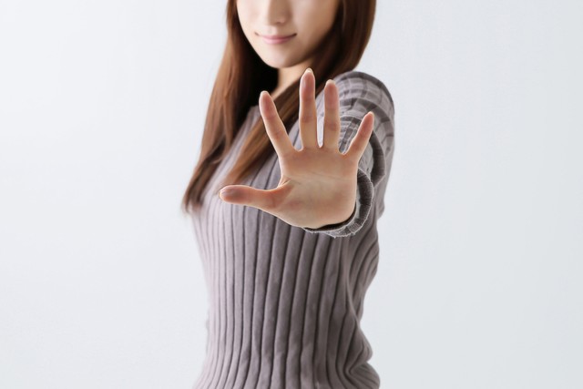 待ったをかける女性※画像はイメージです（buritora/stock.adobe.com）